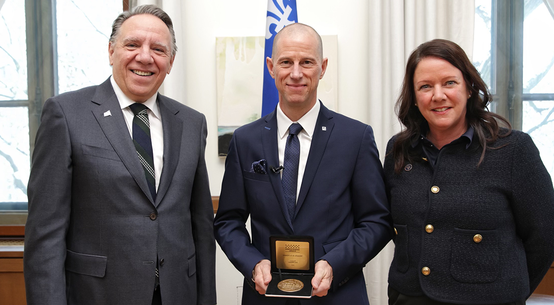 Jean Bélanger, Amélie Dionne et François Legault lors de la remise de la médaille de l'Assemblée nationale